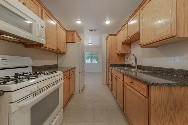 Building Photo - 730 Pine Ave