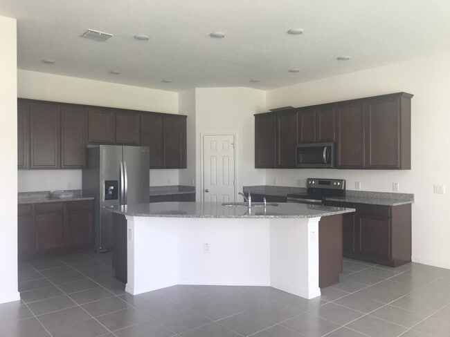 Building Photo - 4 Bedroom at Heart of Windermere!!! Tile t...