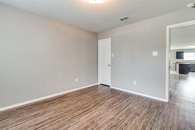 Building Photo - 1434 Raven Dr W