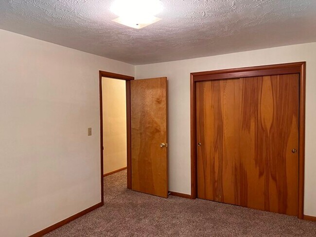 Building Photo - 3Bd/2Ba Single Story House - Available To ...