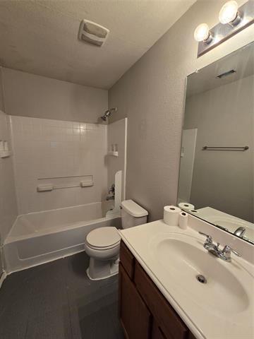 Building Photo - 3212 Kennedy Dr