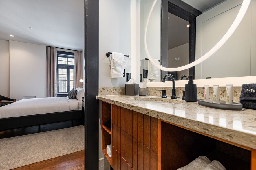 Building Photo - 1011 Canal St