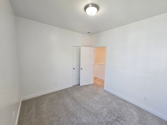 Building Photo - Amazing 4 Bed, 3.5 Daybreak Home with Office