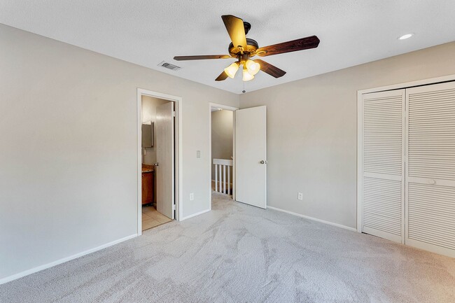 Building Photo - Newly Renovated 2/2.5 Townhome in Winter S...