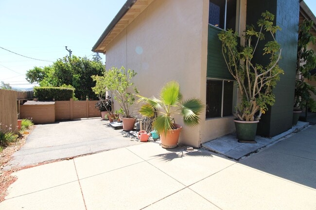 Building Photo - 298 Country Club Dr