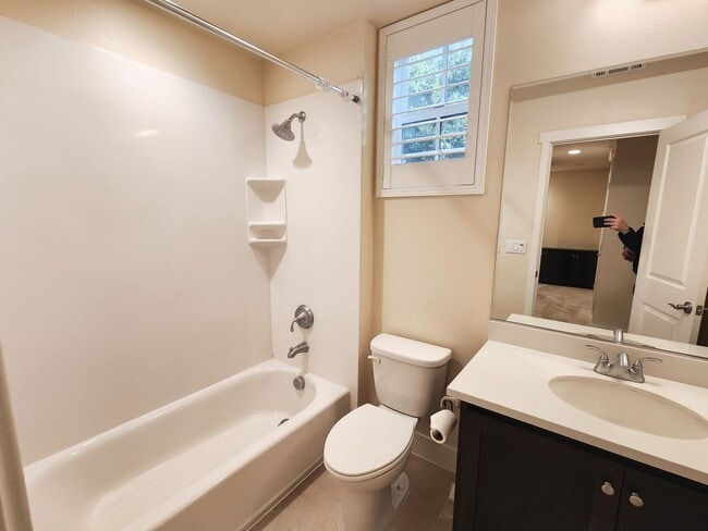 Building Photo - Modern 3 bed 2.5 bath townhome