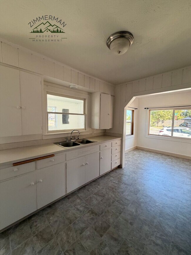 Building Photo - 460 S 41st St