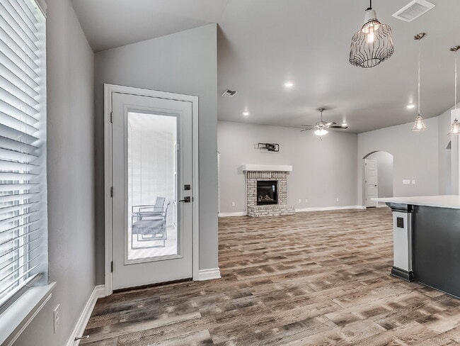 Building Photo - Modern Home on Large Lot!