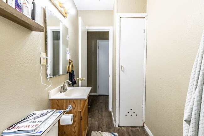 Building Photo - Pre-Leasing Summer 2023: Spacious 4/2,