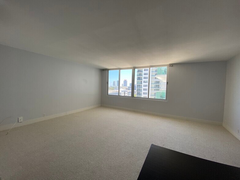 Spacious Studio for Lease - 1000 West Ave