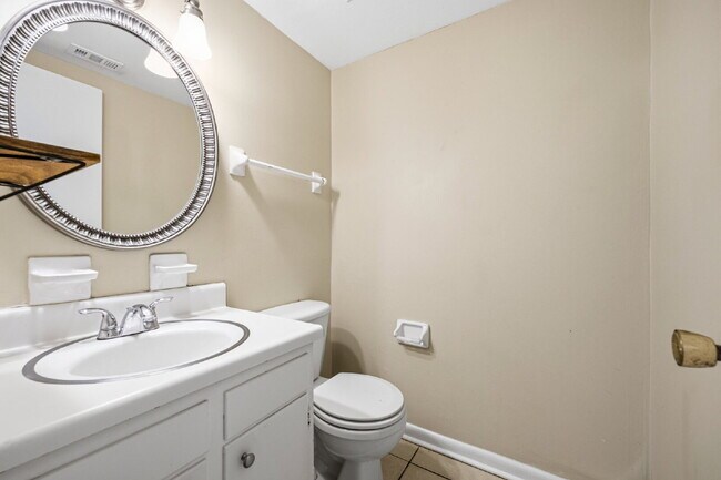 Building Photo - GREAT LOCATION 2BED 2BATH! FENCED IN YARD!