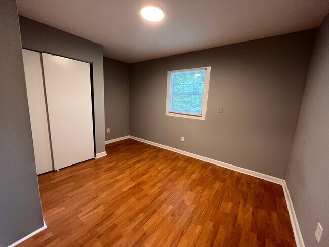 Interior Photo - 915 Moreland Dr