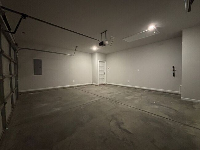 Building Photo - Look and lease in Athens
