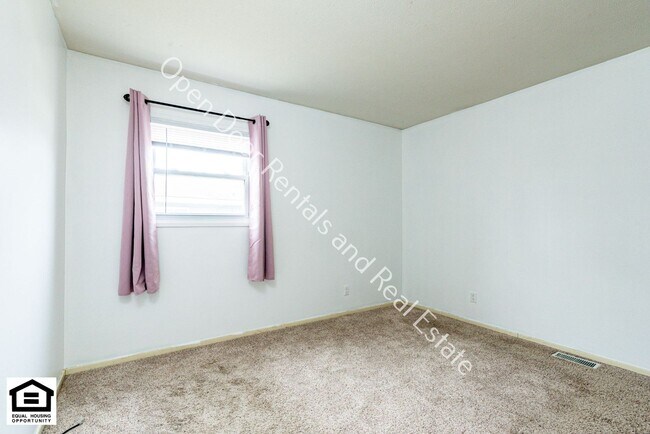 Building Photo - Charming 3 Bedroom Home with Fantastic Outdoor Space - Animals Welcome!