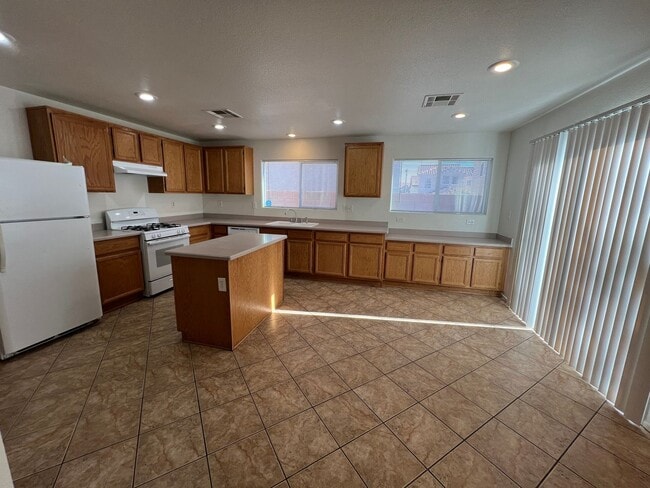 Building Photo - 3 Bedroom / 2.5 Bath Southwest Home