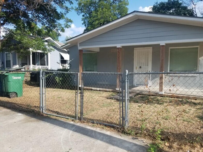 Primary Photo - 530 Mercedes St