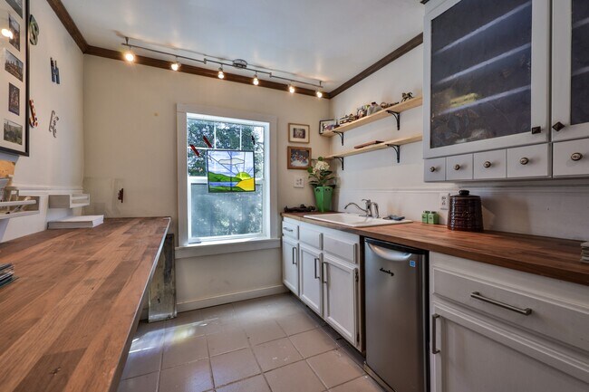 Building Photo - 26316 CA-189