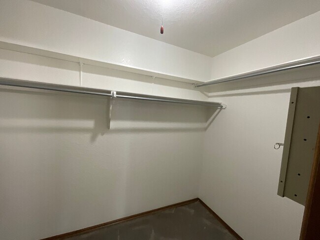 Building Photo - Spacious 3 bed, 2 bath, 2 living areas, 2 car garage