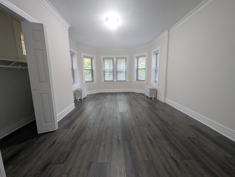 Building Photo - 5820 W Berteau Ave