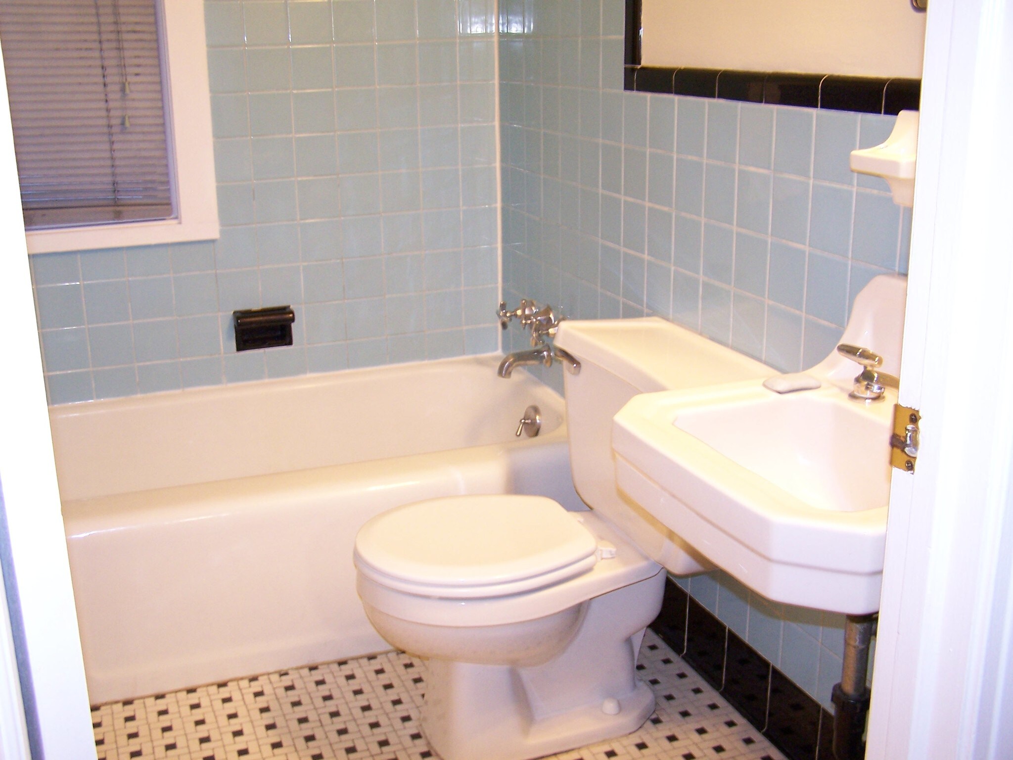 Building Photo - 47 Quaker Ln S