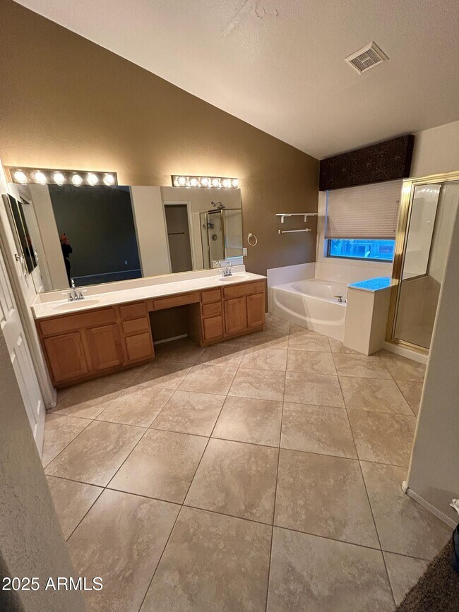 Building Photo - 4620 E Paso Trail