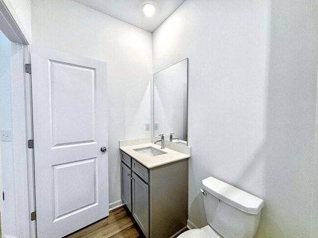 Building Photo - Beautiful 3-Bedroom Modern Mountain-View T...