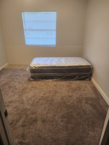 Building Photo - 2118 Navel Cir S