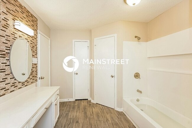 Building Photo - 3 Bedroom Pet-Friendly Home in Mesquite, TX with Main Street Renewal