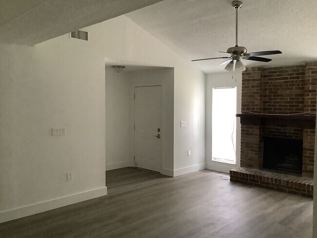 Building Photo - Three Bedroom Two Bath!