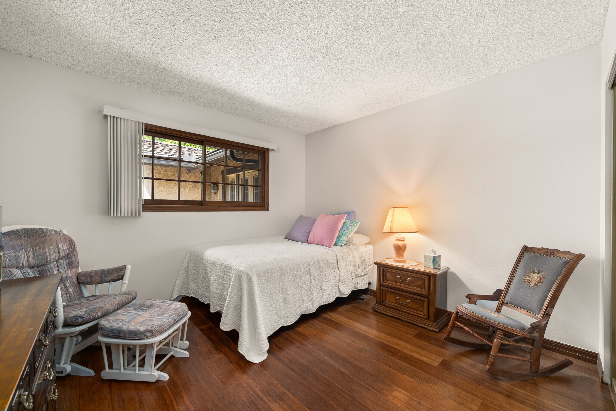 1st very large bedroom - 1557 E Puente St