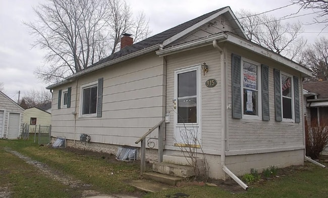 Building Photo - 915 Stocker Ave