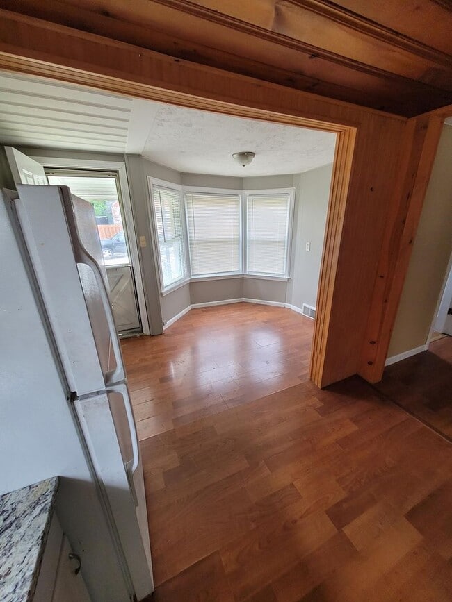 Building Photo - 2 Bedroom Home In Hazel Park