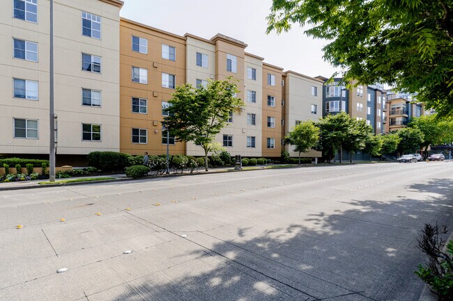 Building Photo - 11000 NE 10th St