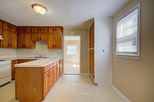 Building Photo - 2005 McDonough St