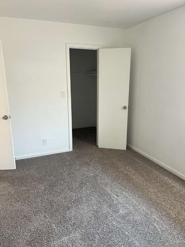 Building Photo - Great Location Near GCU – Newer A/C and Easy Access to I-17