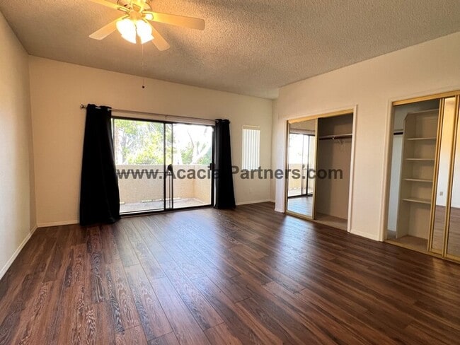 Building Photo - Three Bedroom Townhome in Coronado Ridge