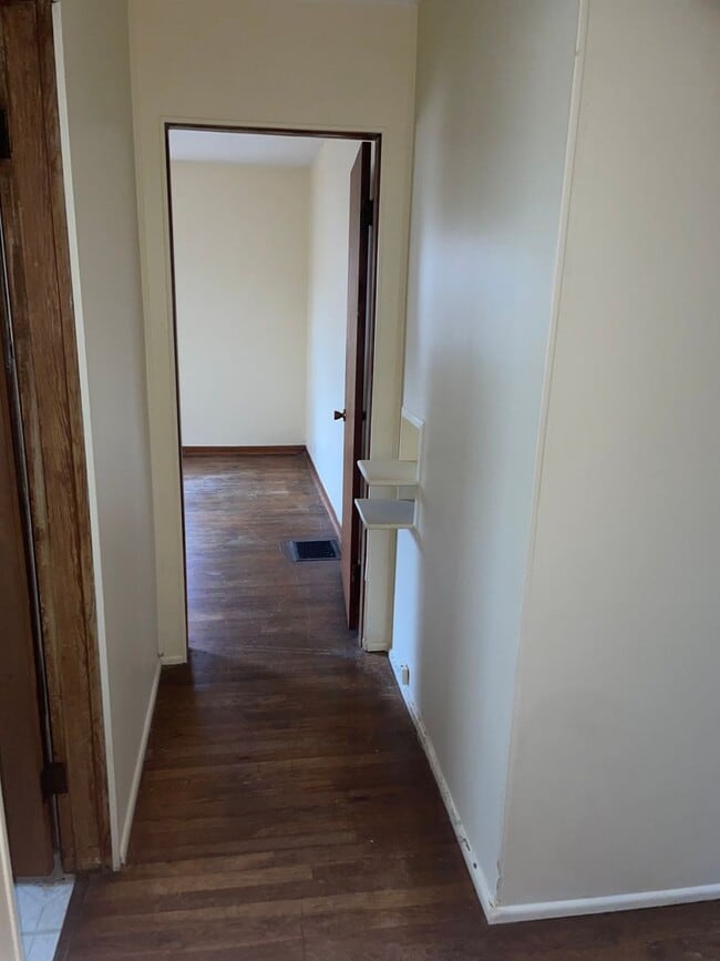 Building Photo - 3BR w/ 3-Season Room near North College Hill