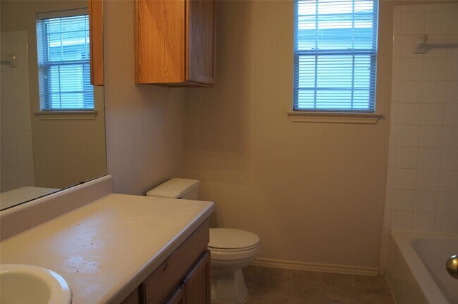 Building Photo - 814 Palo Duro Dr