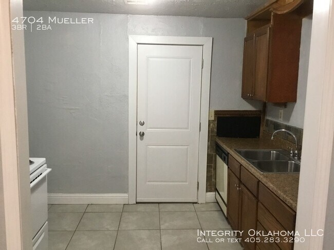 Building Photo - 4704 N Mueller Ave