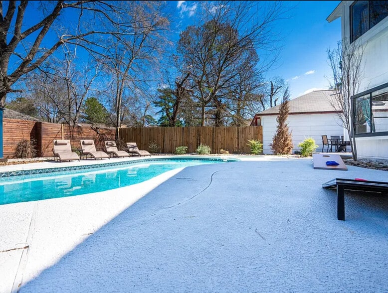 Building Photo - 5006 Deer Point Dr