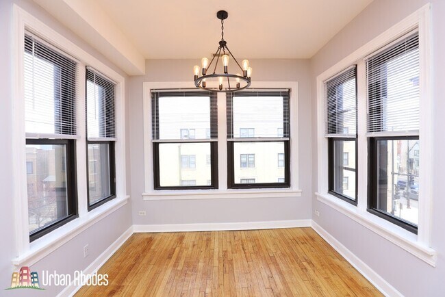 Building Photo - 2407 W Wilson Ave