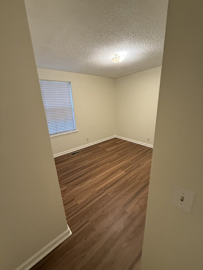 Building Photo - 821 Hillmore Dr