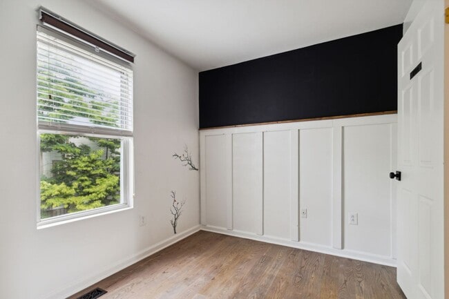 Building Photo - Really Cool, Spacious 3br Townhome with De...