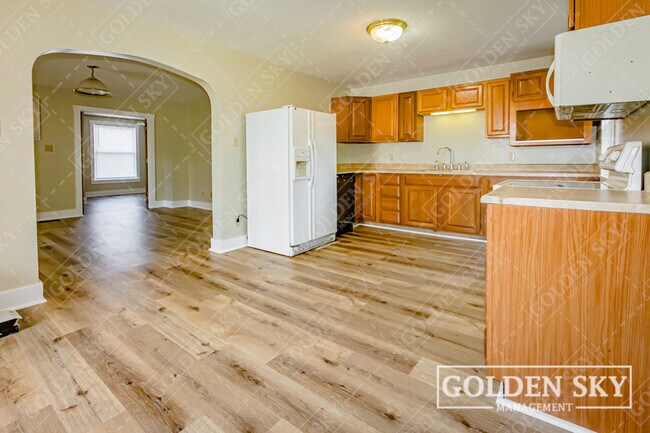 Building Photo - 1417 W Memorial Dr