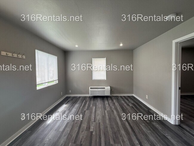 Building Photo - $595 - Available NOW! Beautiful 1 bedroom/ 1 bathroom Duplex