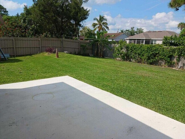 Building Photo - 2450 SW Bayshore Blvd