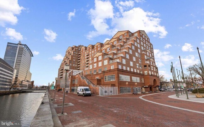 Building Photo - 250 S President St