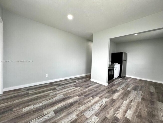 Building Photo - 2 bedroom in Hallandale FL 33009
