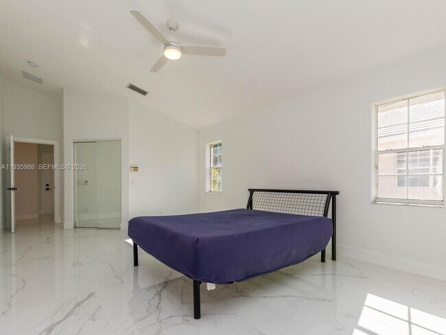 Building Photo - 381 Cameron Dr