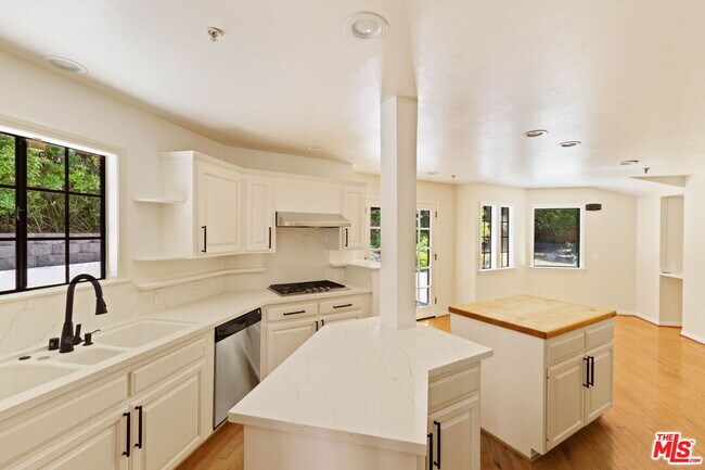 Building Photo - 5237 San Feliciano Dr